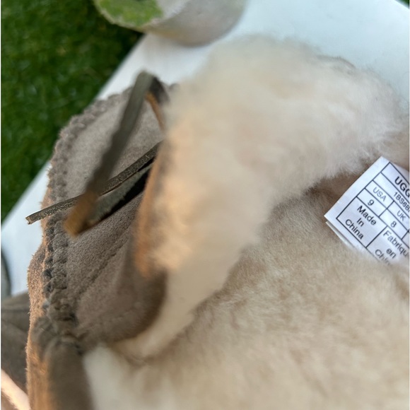 UGG Moccasins slippers color: dry leaf men’s Size 9 - Picture 9 of 10